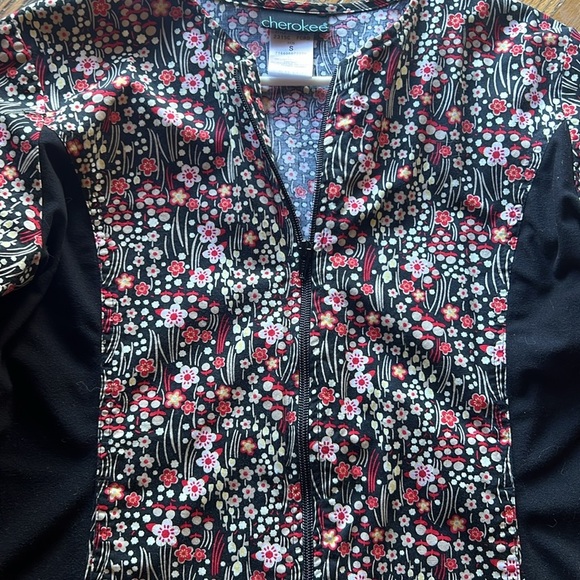 Cherokee black/red zip floral long sleeve scrub jacket S - Picture 2 of 6